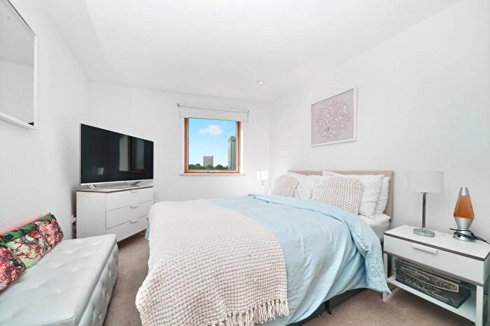 2 Bedroom Flat To Rent In Crews Street, Canary Wharf, London, E14