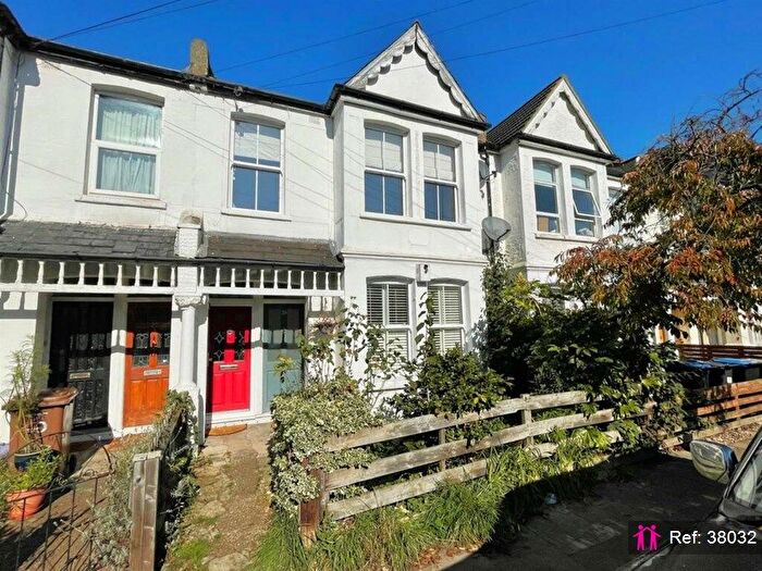 2 Bedroom Maisonette For Sale In Clarendon Road, London, SW19