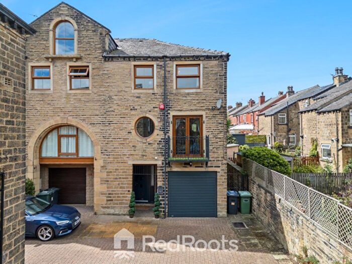 4 Bedroom End Of Terrace House For Sale In Victoria Street, Lindley, HD3