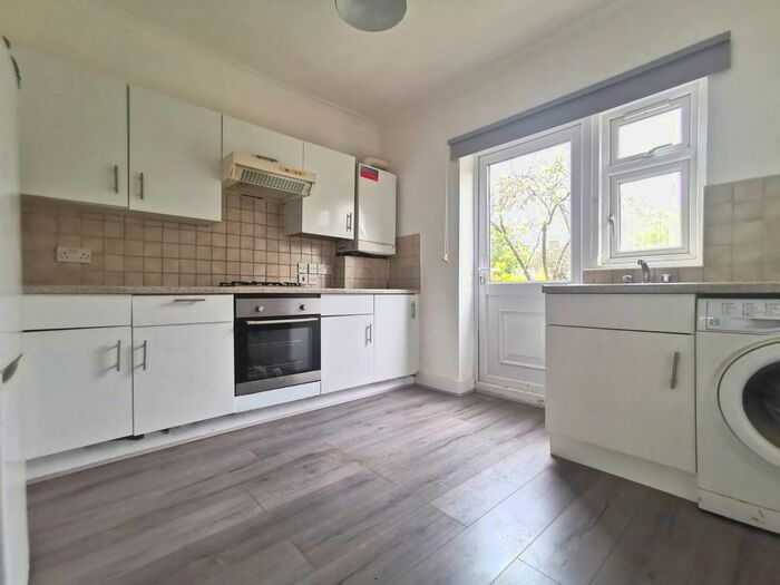 1 Bedroom Flat To Rent In The Roundway, London, N17