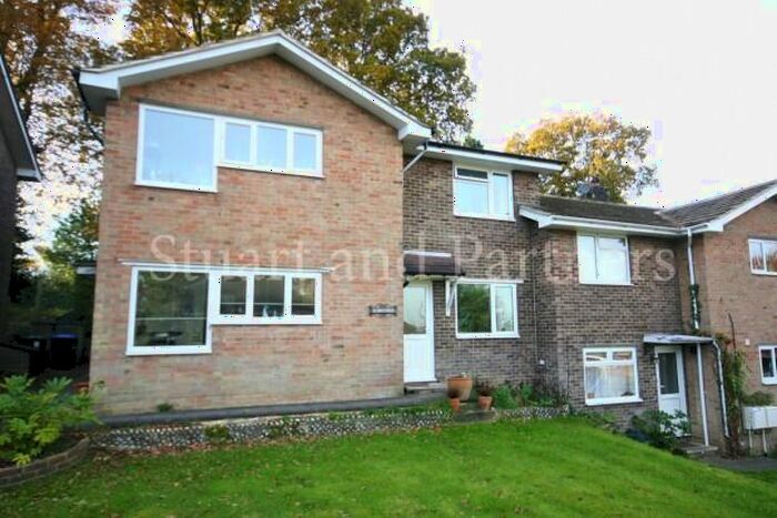 2 Bedroom Flat To Rent In High Trees, Haywards Heath, RH16