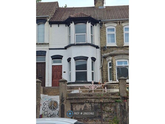 3 Bedroom Terraced House To Rent In Luton Road, Chatham, ME4