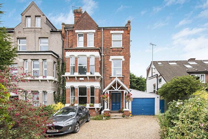 2 Bedroom Flat To Rent In Kent Gardens, London, W13