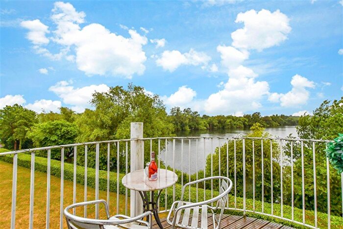 2 Bedroom Flat For Sale In The Lakes, Larkfield, Kent, ME20