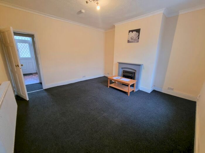 3 Bedroom Terraced House To Rent In Woodhall Avenue, Bradford, BD3