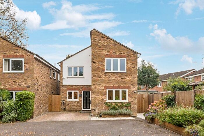 4 Bedroom Detached House For Sale In Acacia Road, Hampton, TW12