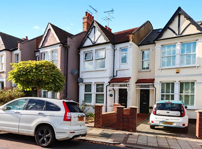 2 Bedroom Flat For Sale In Goldsmith Road, London, N11