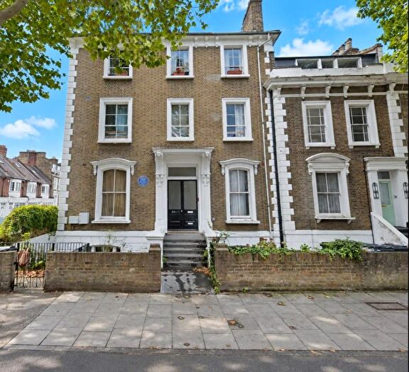 3 Bedroom Flat To Rent In King Edward's Road, London, E9