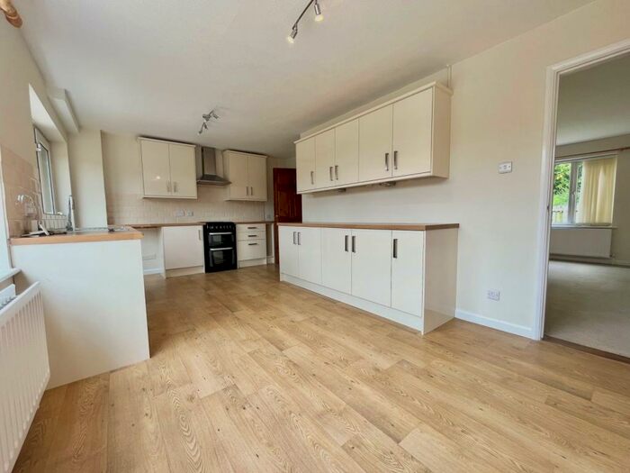 3 Bedroom Semi-Detached House To Rent In Bishopstoke, SO50