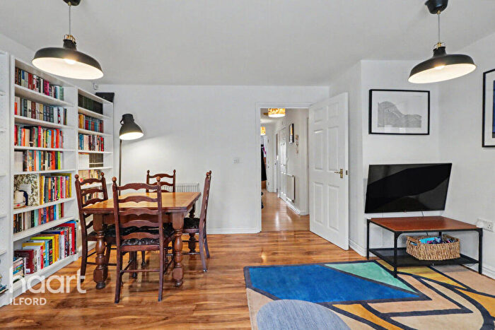 2 Bedroom Apartment For Sale In Blackthorn Road, Ilford, IG1