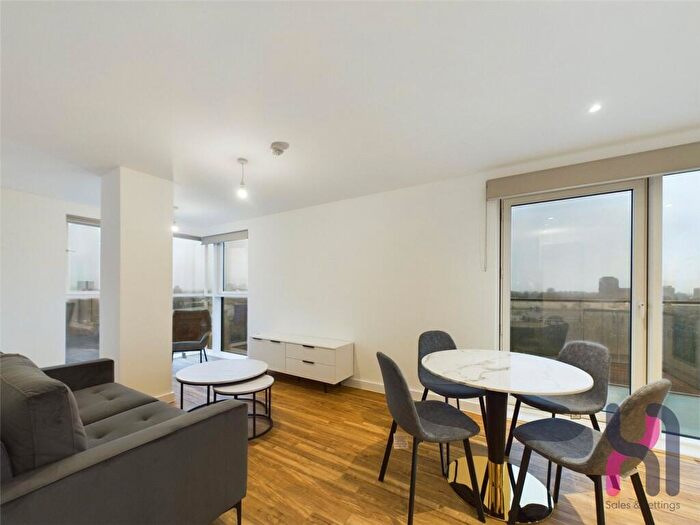 3 Bedroom Flat To Rent In Pomona Strand, Manchester, M16