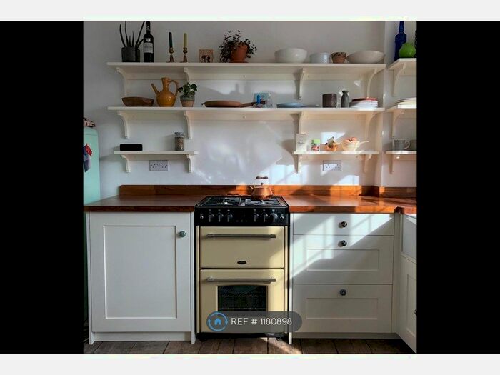 2 Bedroom Flat To Rent In Flamingo House, London E2