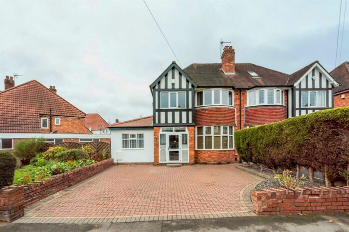 4 Bedroom Semi-Detached House To Rent In Moreton Road, Shirley, B90