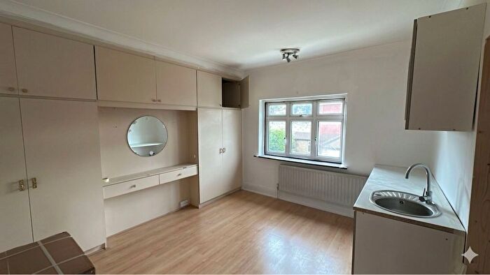 Studio To Rent In North Circular Road, London, NW2