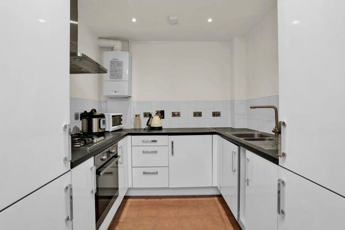1 Bedroom Apartment To Rent In Railton Close, Weybridge, KT13