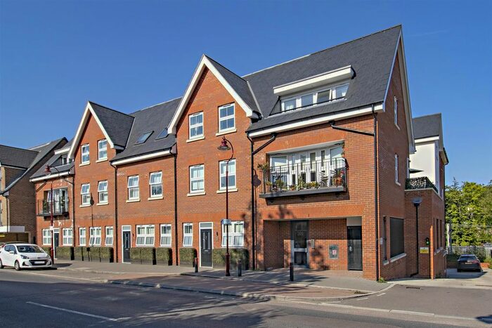 2 Bedroom Flat To Rent In Watling Street, Radlett, Hertfordshire, WD7