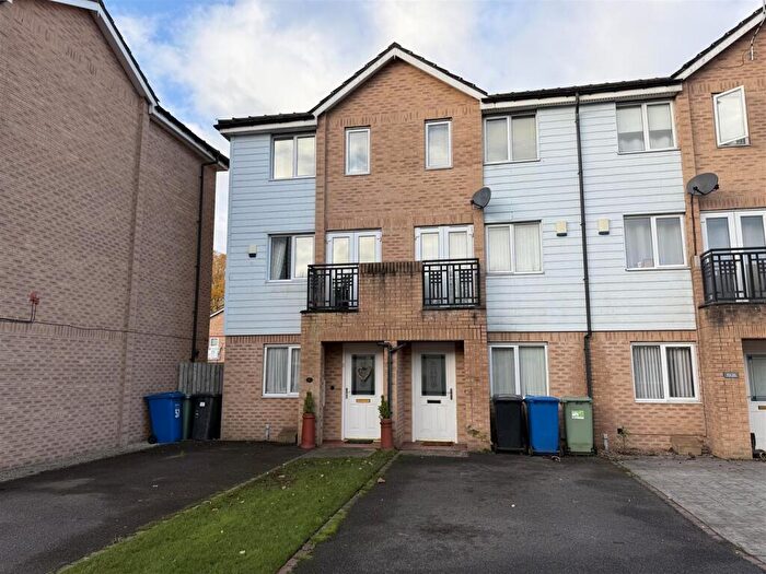 3 Bedroom Town House For Sale In Wain Avenue, Chesterfield, S41