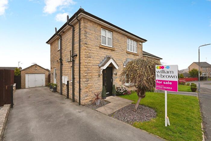 3 Bedroom Semi Detached House For Sale In Bracken Way, Elland, HX5