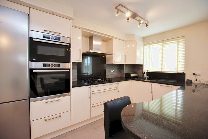 2 Bedroom Flat To Rent In Kingfisher Drive, Guildford, GU4
