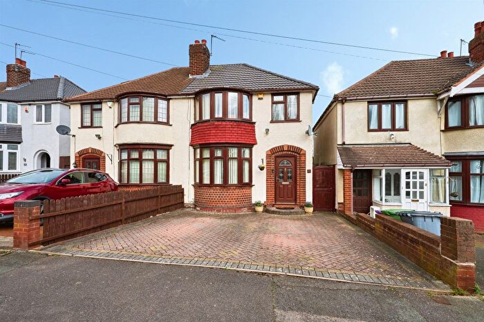3 Bedroom Semi-Detached House For Sale In Willow Avenue, Wolverhampton, WV11