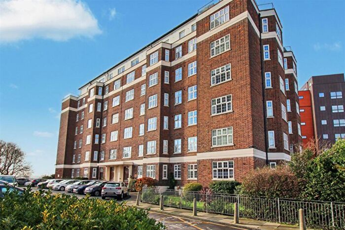 3 Bedroom Flat For Sale In Broadway West, Leigh-On-Sea, SS9