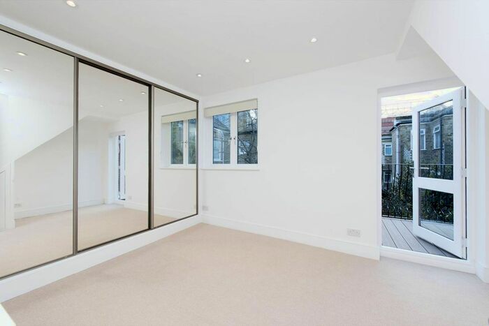 2 Bedroom Maisonette To Rent In Burnaby Street, Chelsea, London, SW10