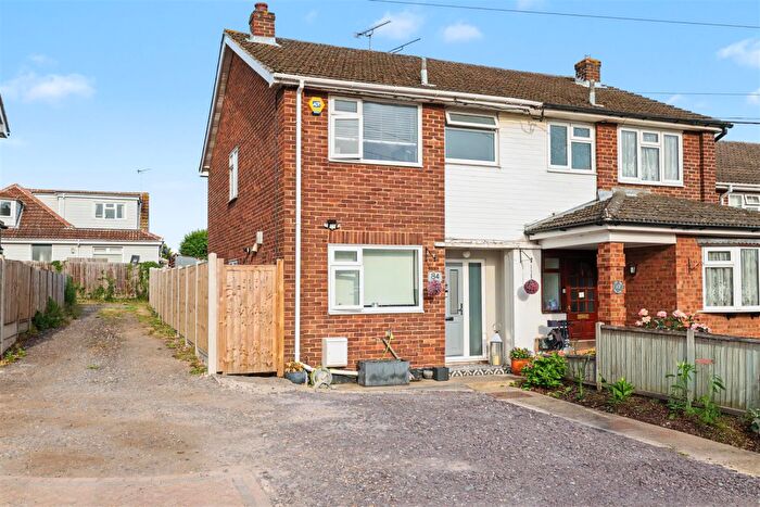 3 Bedroom Semi-Detached House For Sale In Ferry Road, Hullbridge, SS5