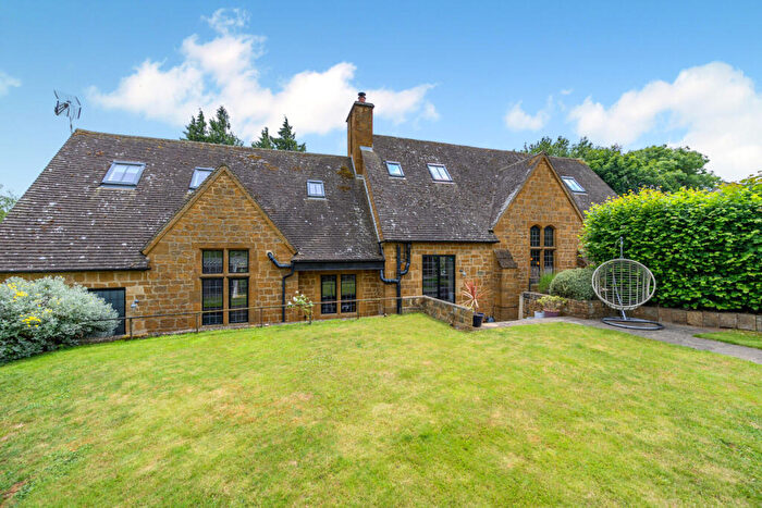 4 Bedroom Country House For Sale In Main Street Wroxton Banbury, Oxfordshire, OX15