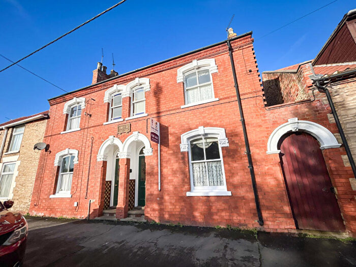 3 Bedroom Semi Detached House For Sale In King Street, Winterton, DN15