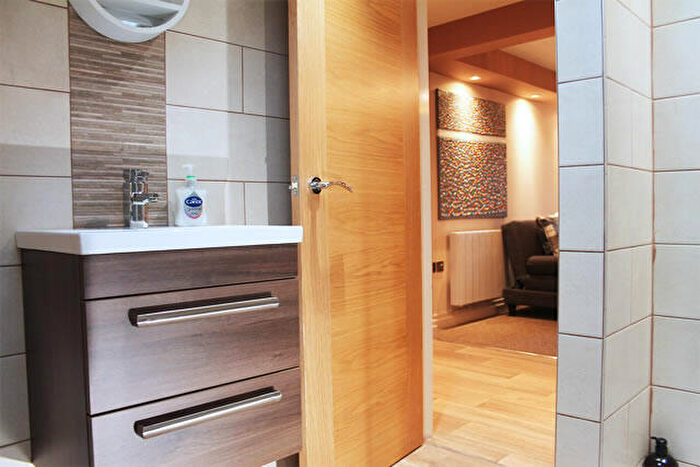 1 Bedroom Apartment For Sale In Flat, A High Street, Uppermill, OL3
