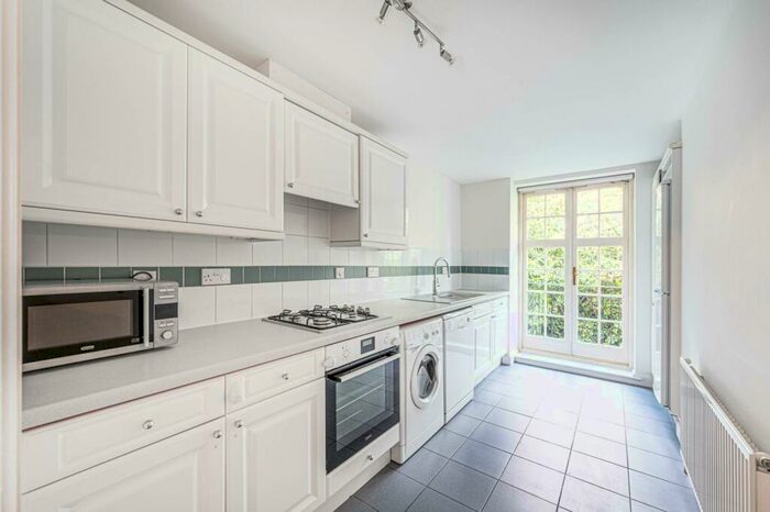 2 Bedroom Flat To Rent In Corringway, Hampstead Garden Suburb, London, NW11