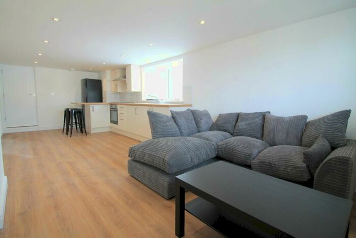 2 Bedroom Flat To Rent In Penylan Road, Roath, Cardiff, CF24