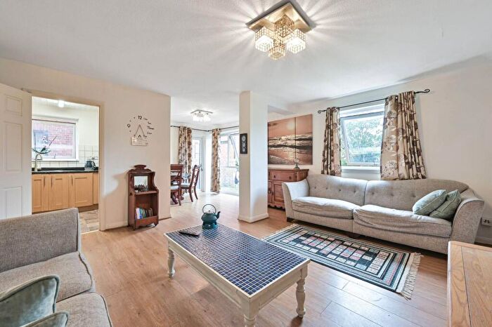 3 Bedroom Flat To Rent In Friern Park, North Finchley, London, N12