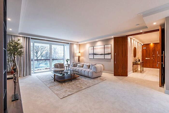 3 Bedroom Flat To Rent In Gloucester Square, London, W2