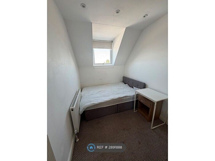 2 Bedroom Flat To Rent In Merton Road, London, SW18