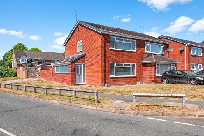 3 Bedroom Semi-Detached House For Sale In Knoll Drive, Warwick, CV34