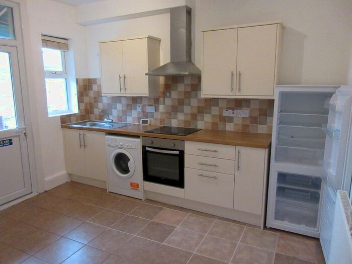 2 Bedroom Flat To Rent In Holly Rd, Leytonstone, E11