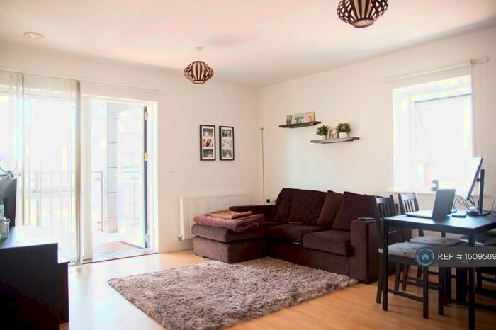 2 Bedroom Flat To Rent In Firwood Lane, Romford, RM3