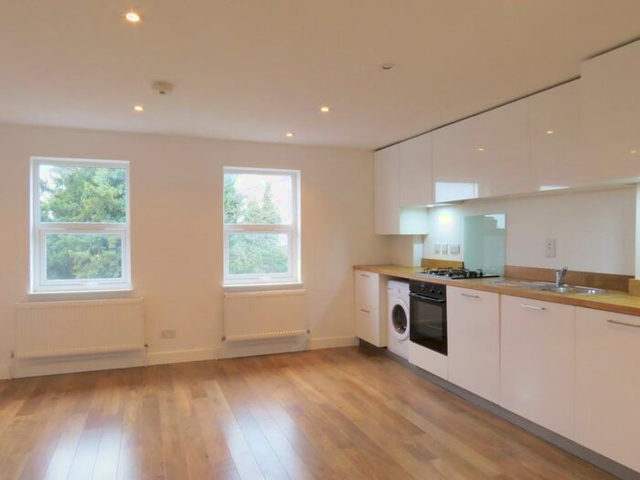 2 Bedroom Apartment To Rent In Beulah Hill, Upper Norwood, London, SE19