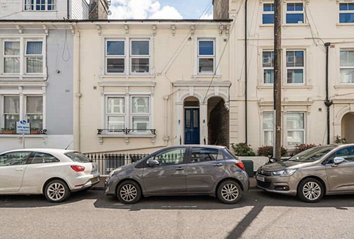 2 Bedroom Flat For Sale In Dudley Road, Tunbridge Wells, Kent, TN1