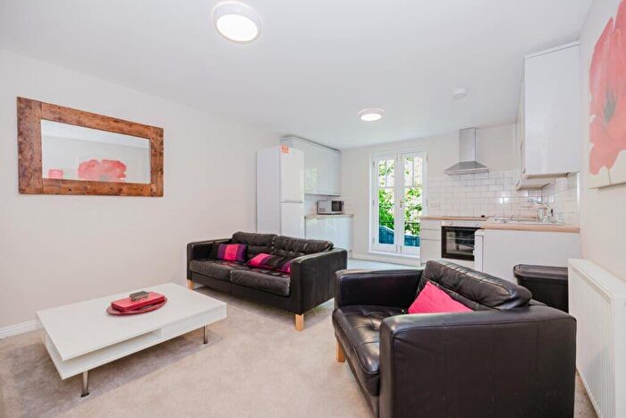 3 Bedroom Flat To Rent In L Huntingdon Place, Edinburgh, EH7