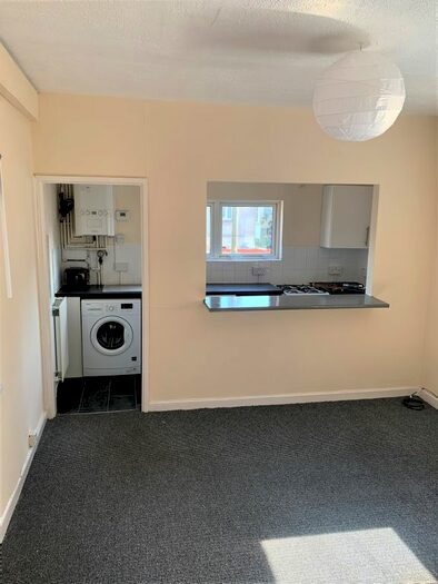 1 Bedroom Flat To Rent In Llanbleddian Gardens, Cardiff, CF24