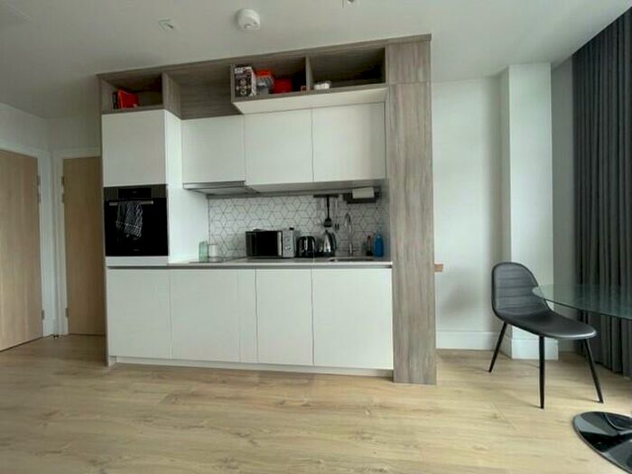 Apartment To Rent In Addlestone, KT15