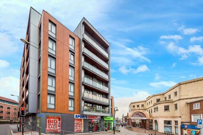 2 Bedroom Apartment To Rent In Queensway, Redhill, Surrey, RH1