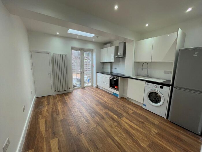 4 Bedroom House To Rent In Reform Row, Tottenham, N17