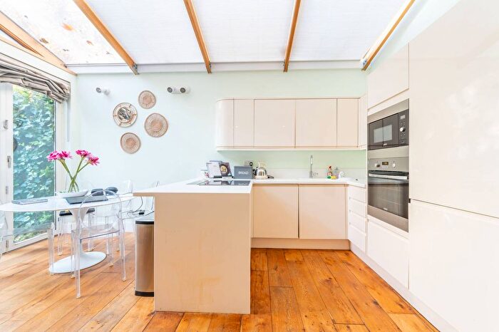 2 Bedroom Flat For Sale In Tavistock Road, Notting Hill, London, W11