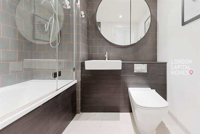 2 Bedroom Apartment To Rent In Western Gateway, London, E16