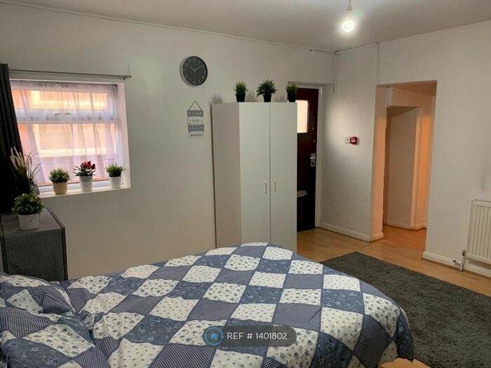 Studio To Rent In Philip Lane, London, N15