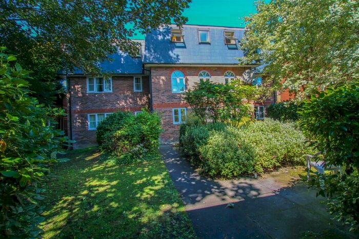 1 Bedroom Apartment For Sale In Gresham Close, Brentwood, CM14