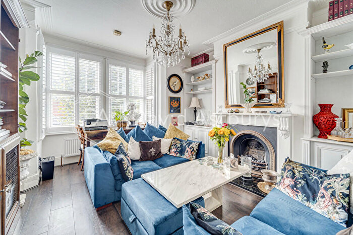 2 Bedroom Apartment To Rent In Belsize Avenue, Palmers Green, London, N13